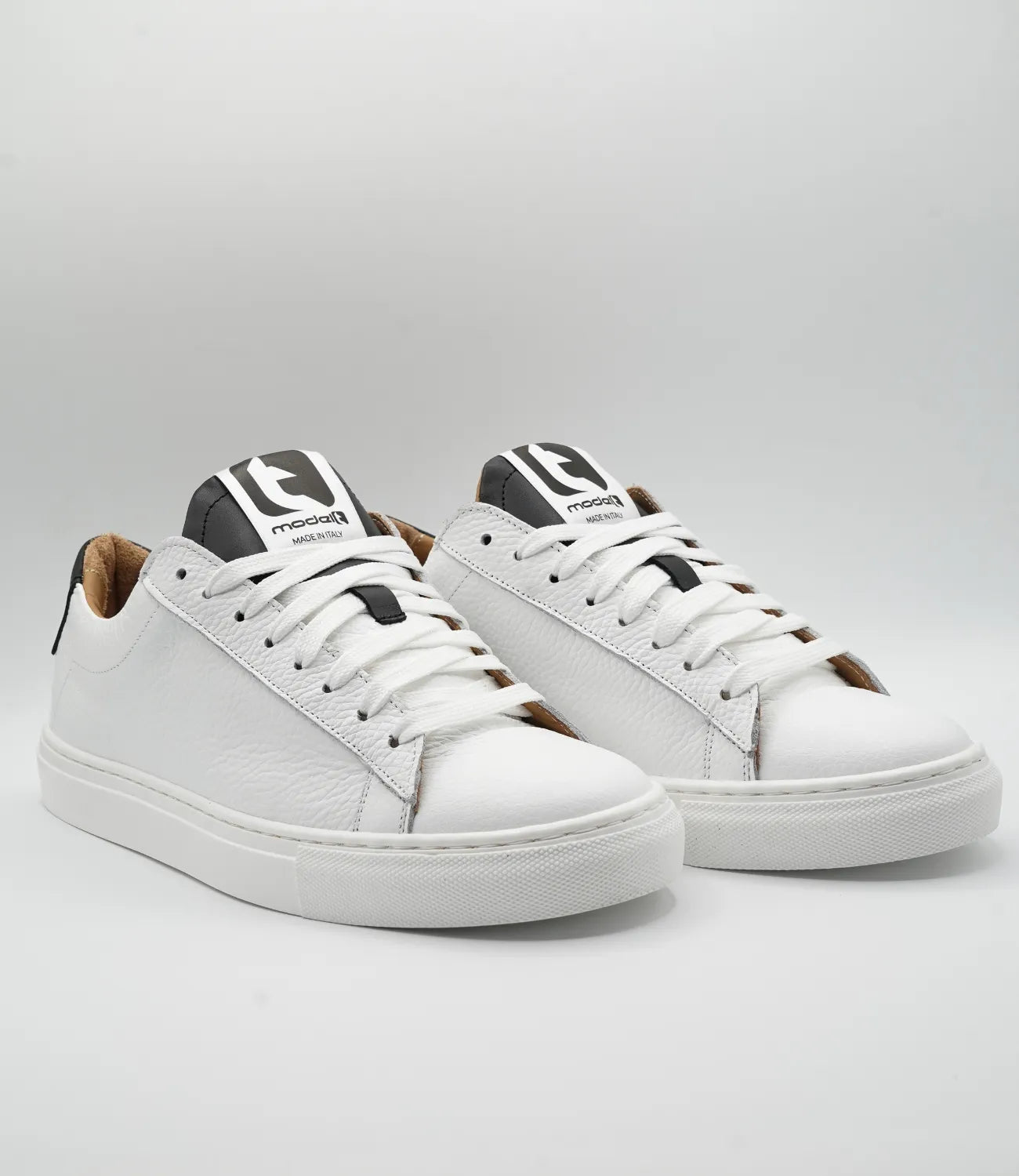 Sneakers QUIETLY Model 9 in pelle bianca