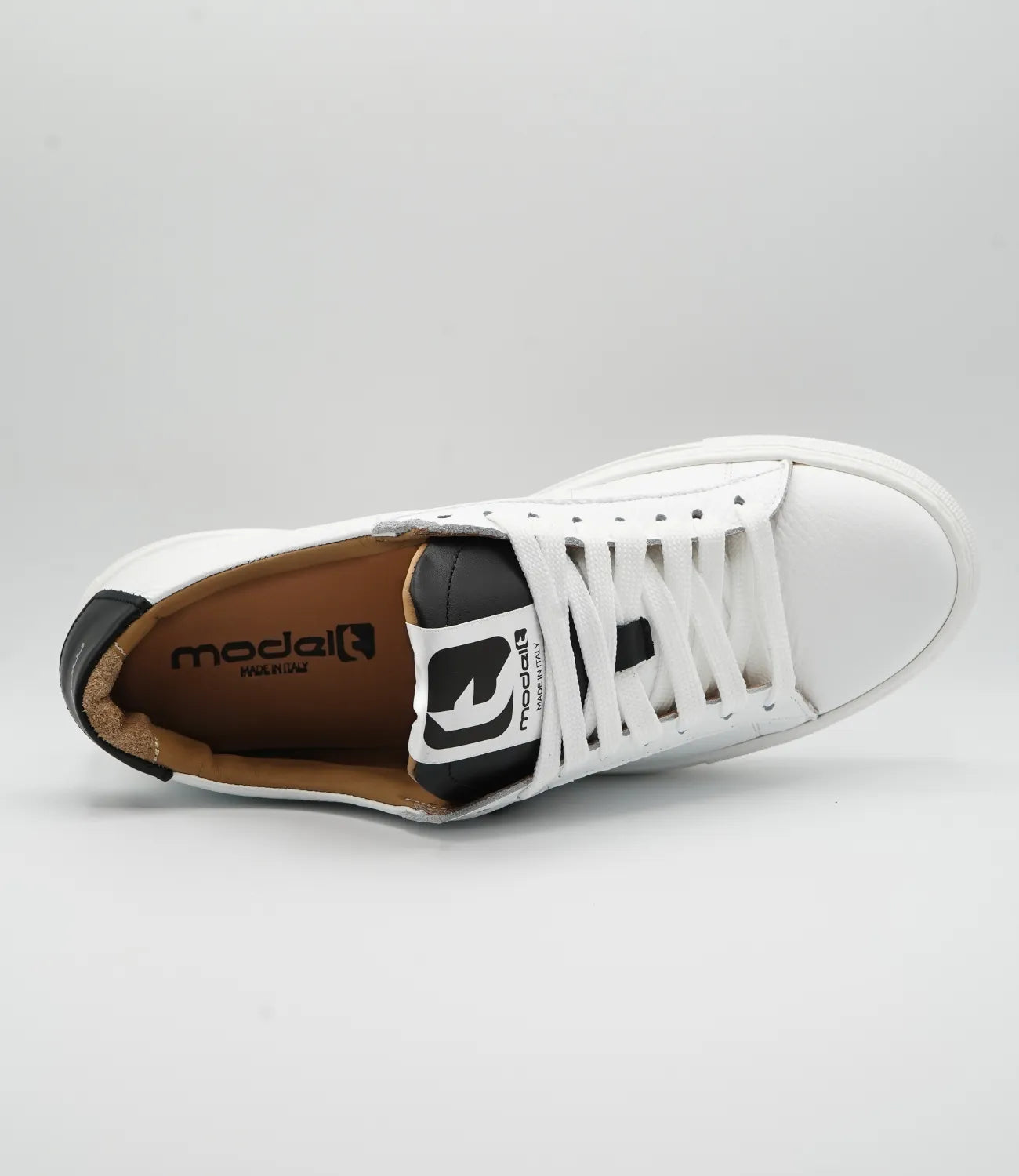 Sneakers QUIETLY Model 9 in pelle bianca