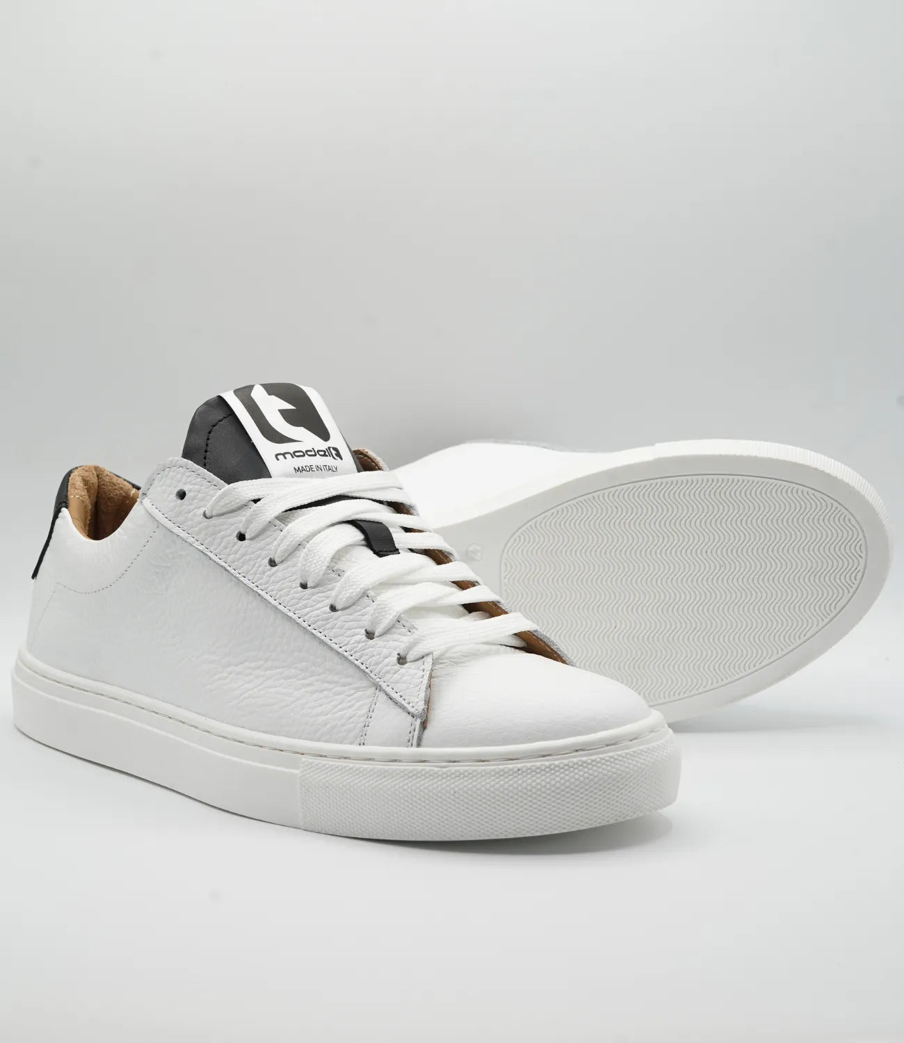 Sneakers QUIETLY Model 9 in pelle bianca
